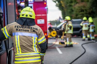 Kernen-Stetten: Schwerer Frontalcrash fordert 4 Verletzte darunter eine Schwangere - Rettungshubschrauber im Einsatz